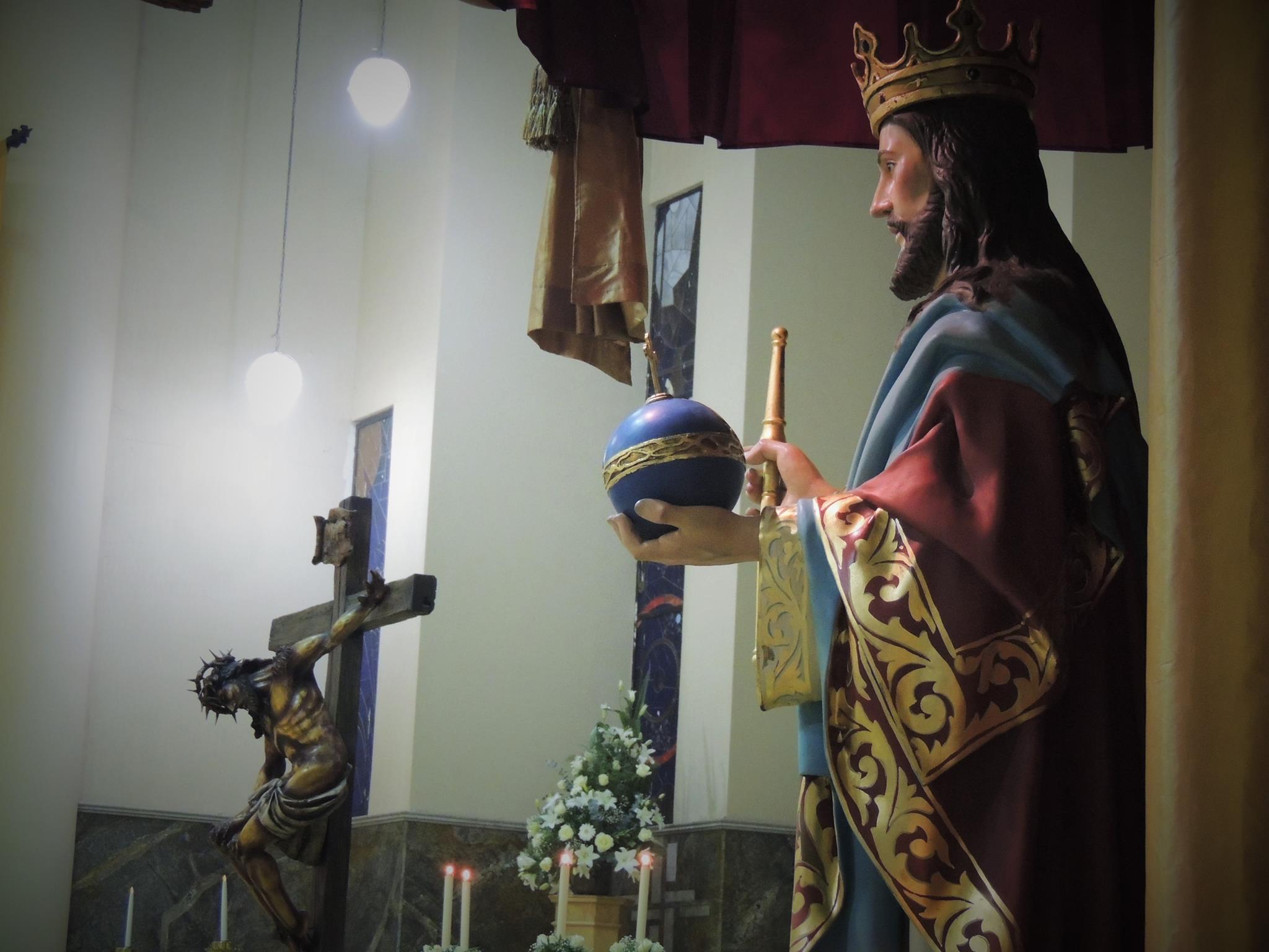 Imagen de Cristo Rey y crucifijo en la parroquia